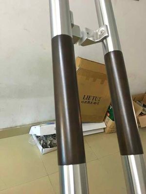 Diseño moderno puerta de vidrio templado mango de tira con acero inoxidable y acabado de lija