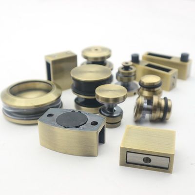 Buen precio Sistema de puertas correderas SS304 sin marco con rodillos de oro polaco y estilo de diseño sin marco en línea